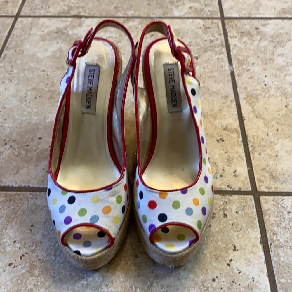 Adorable Steve Madden wedges!!